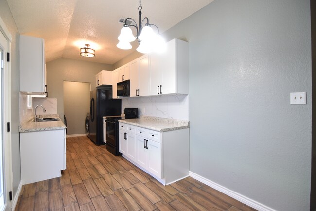 Building Photo - 2210 Cooke Dr