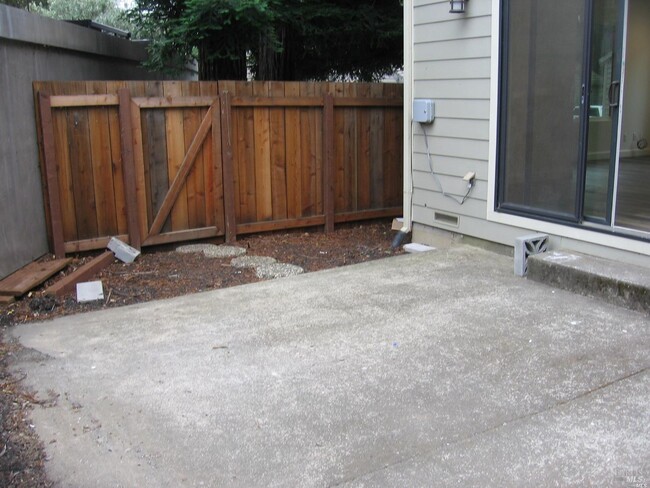 Building Photo - 6 Burgundy Way