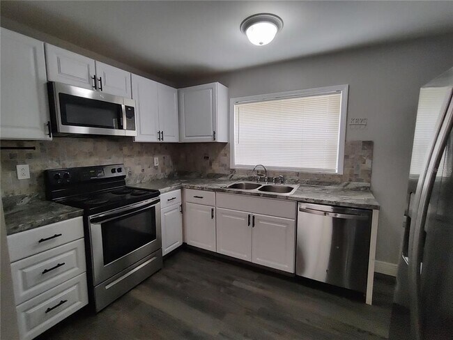 Building Photo - 320 W Howry Ave