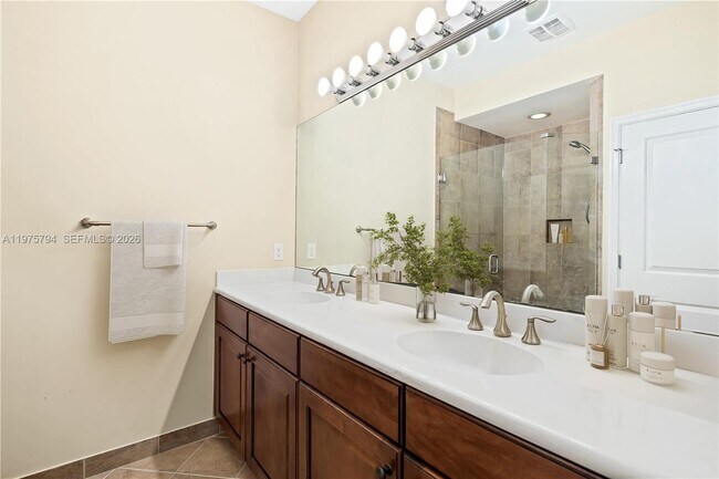 Building Photo - 8140 Cascada Isles Dr