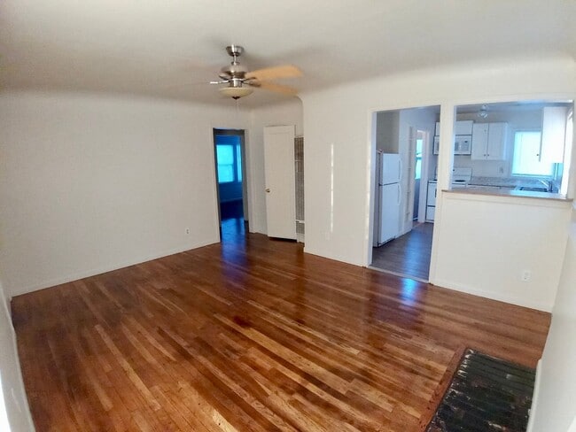Building Photo - Renovated 2bdrm, 1 bath house with fully f...