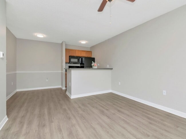Building Photo - Updated Ground Floor 1BR - Move in Incentives Available