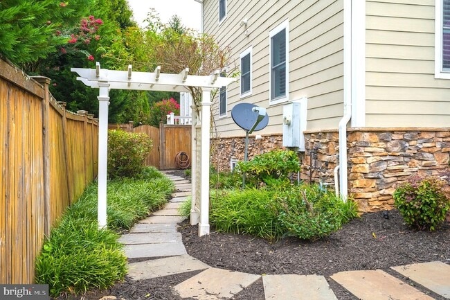 Building Photo - 5905 Lone Oak Dr