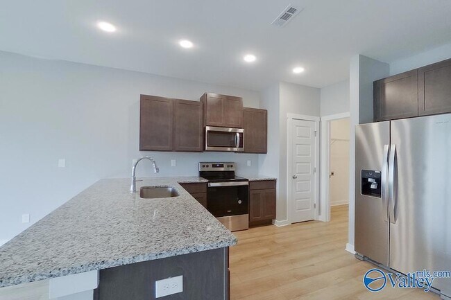 Foto del edificio - 6111 Stonewater Ct