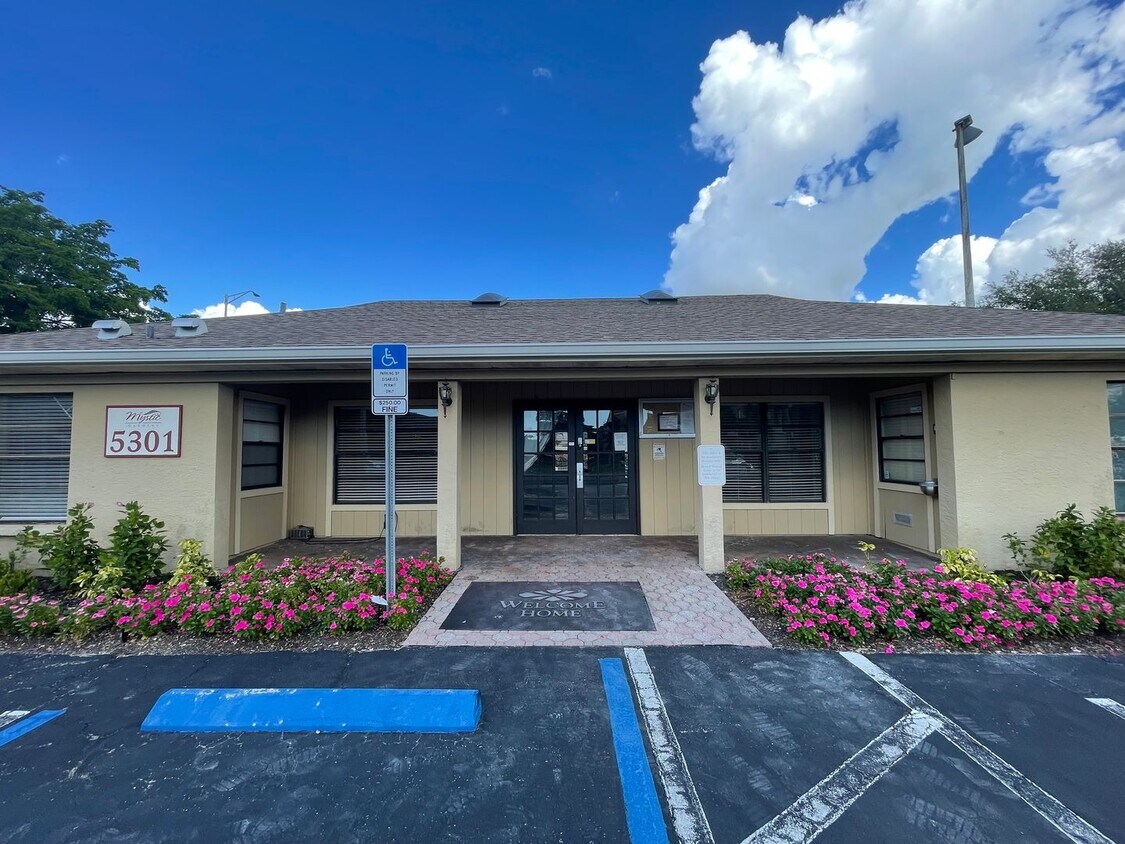 Building Photo - ANNUAL RENTAL -  1 BED / 1 BATH CONDO AT M...