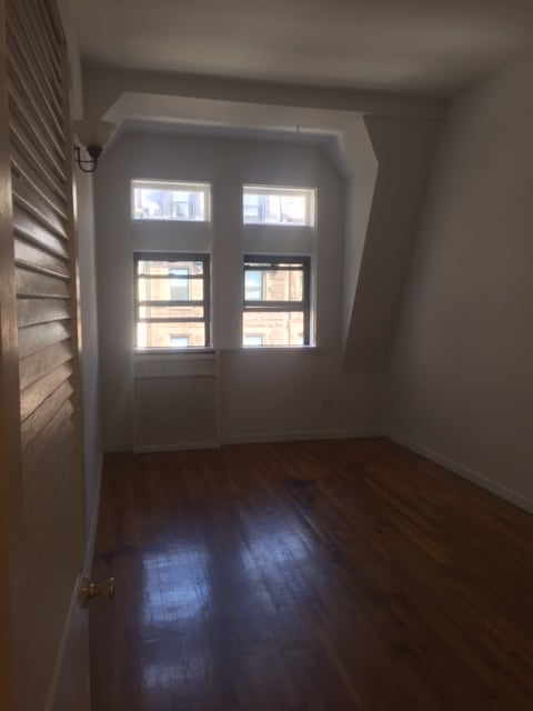 Building Photo - 54 W 75th St
