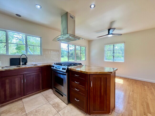 Light from 3 sides - 5283 Village Grn