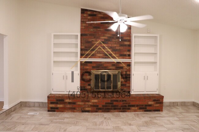 Photo - 744 Royal Ln House