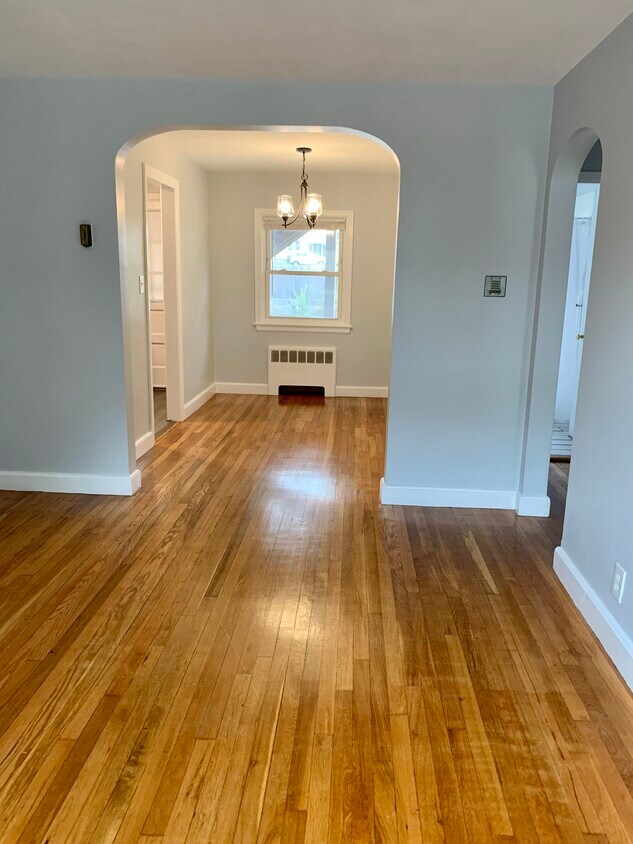 living room looking into dining room - 6 Oval Rd