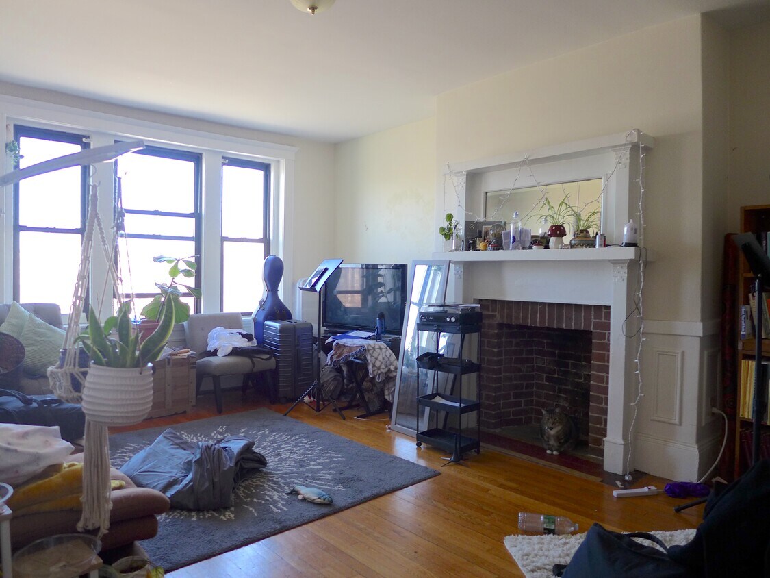 Primary Photo - 1682 Commonwealth Ave