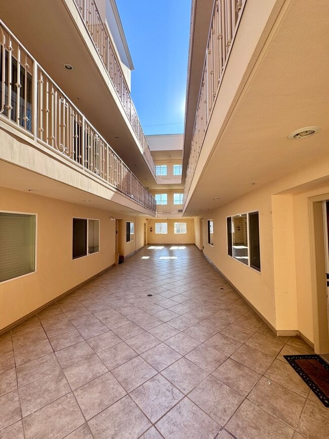 Building Photo - 3 bedroom 2 bath condo on Vanowen
