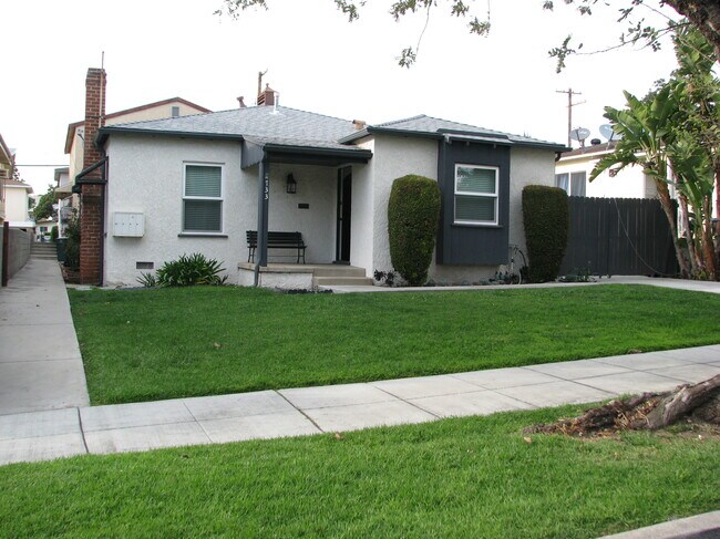 Building Photo - 733 E Palm Ave