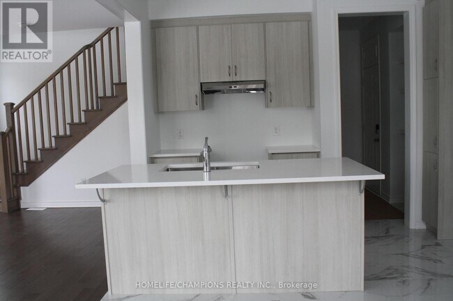 Building Photo - 1371 Kerrydale Ave