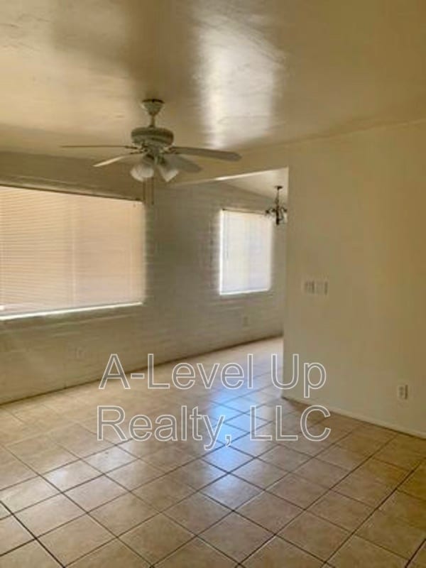 Building Photo - 316 E Elm St