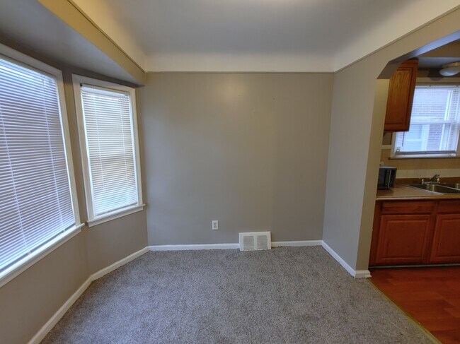 Building Photo - 9089 Greenview Ave