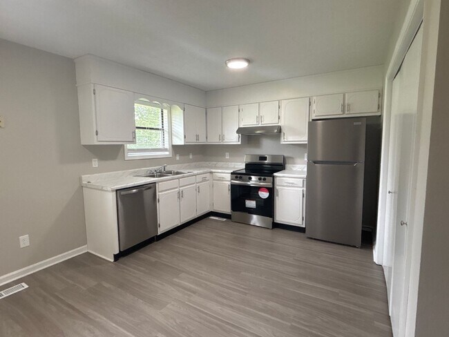 Building Photo - 1/2 OFF MOVE IN SPECIAL !! -  2 Bedroom Du...