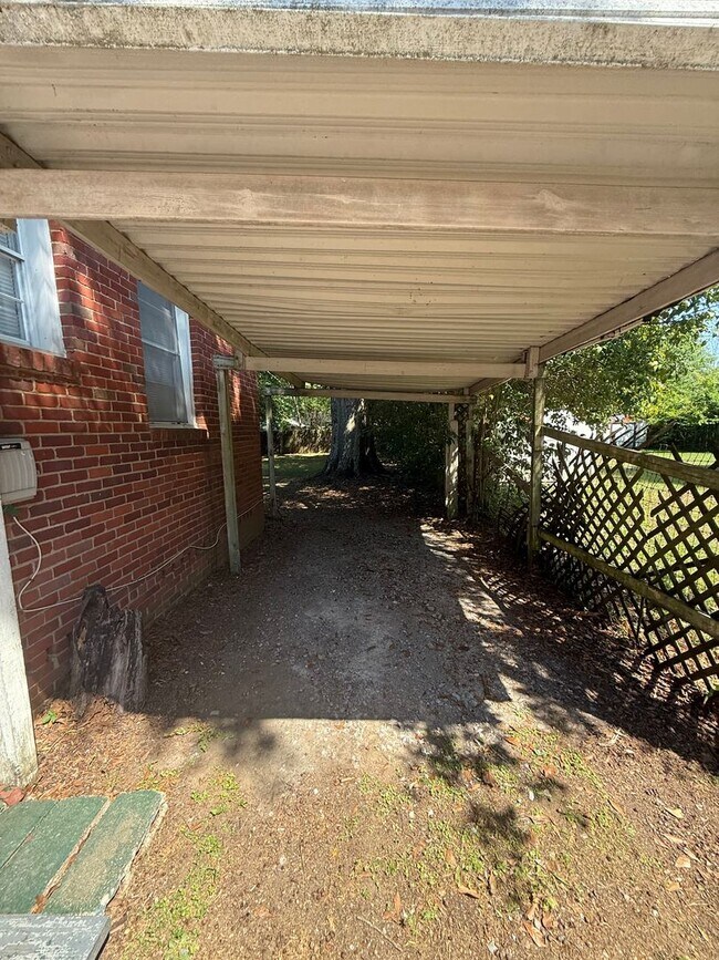 Foto del edificio - ** 3 bed 1 bath located close to downtown ** Call 334-366-9198 to schedule a self-showing