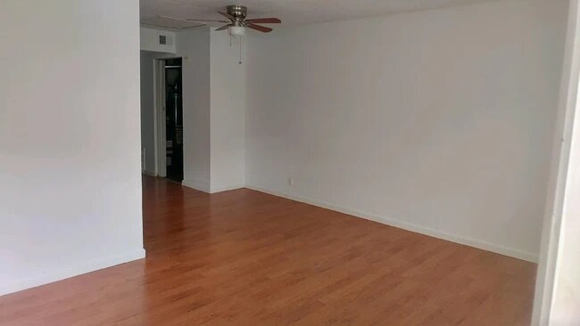 Foto del edificio - 10728 Tropic Dr