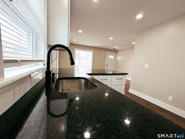 Building Photo - 260 Robin St