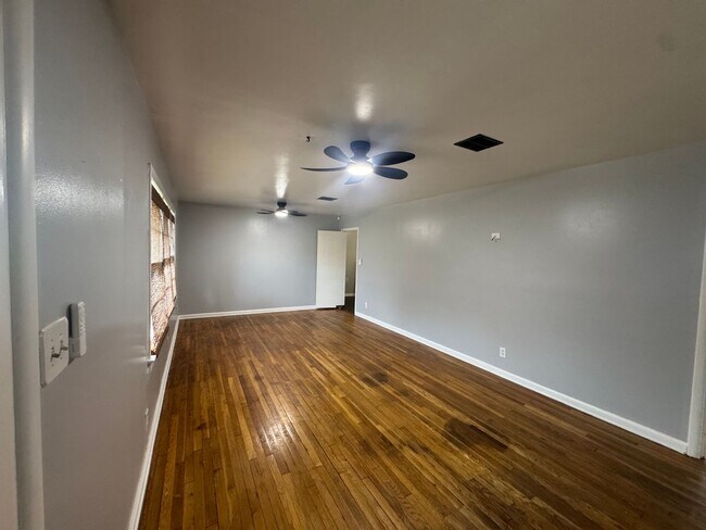 Building Photo - Forest Hills home with park access