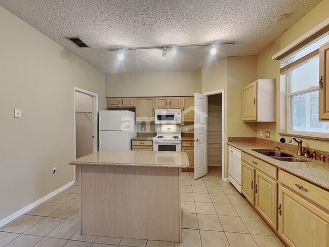 Foto del edificio - 138 Pine Isle Dr