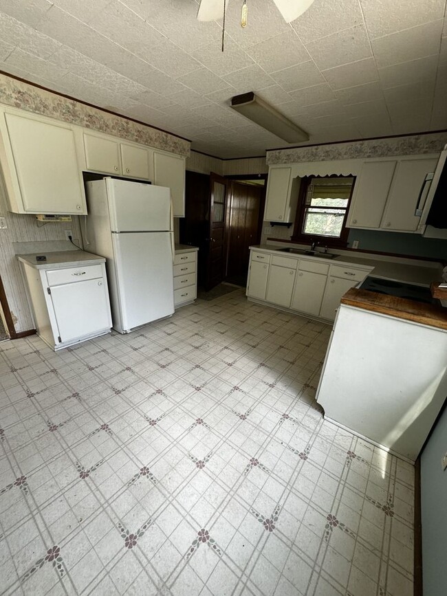 Building Photo - 4 Bed, 1 Bath - 2 Stall Garage - Single Fa...