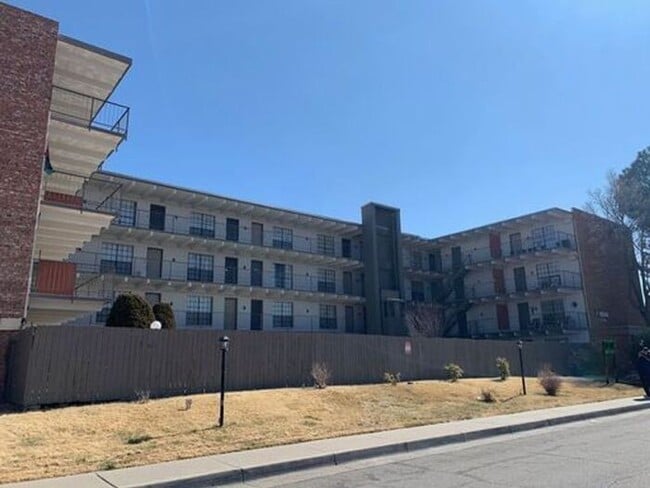 Building Photo - 1180 Alvarado Dr SE