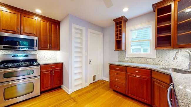 Building Photo - Charming 3 Bedroom 1.5 Single Family Rental
