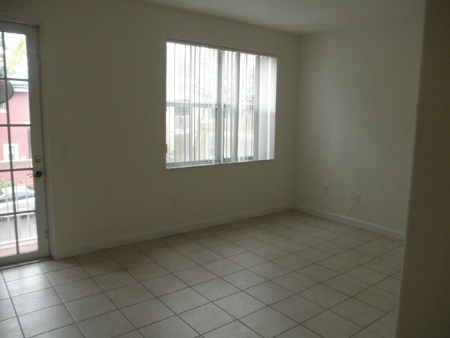 Building Photo - Shoma Townhomes