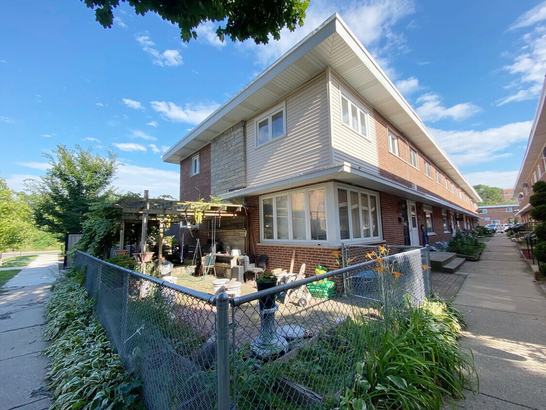 Primary Photo - 1817 W Hood Ave