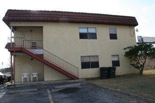 Building Photo - 935 Linde Ave