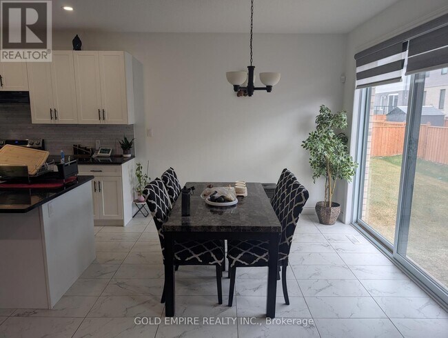 Photo du bâtiment - 1774 Owen Ln