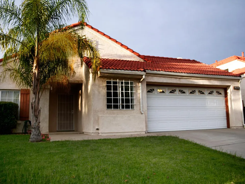Foto principal - 25231 Bristol Ave