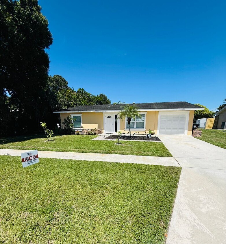 Foto principal - 3/2/1 POOL Home with Fenced Yard--Pool & Y...