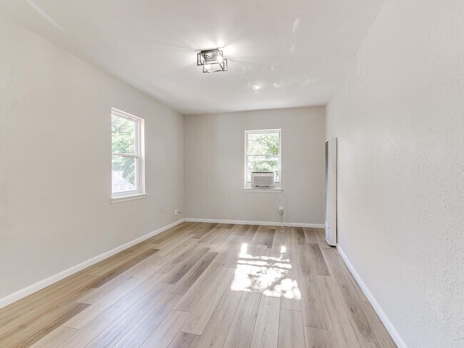 Foto del edificio - Newly Remodeled 2 Bed, 1 Bath Apt in Near The Paseo *MOVE IN SPECIAL!!