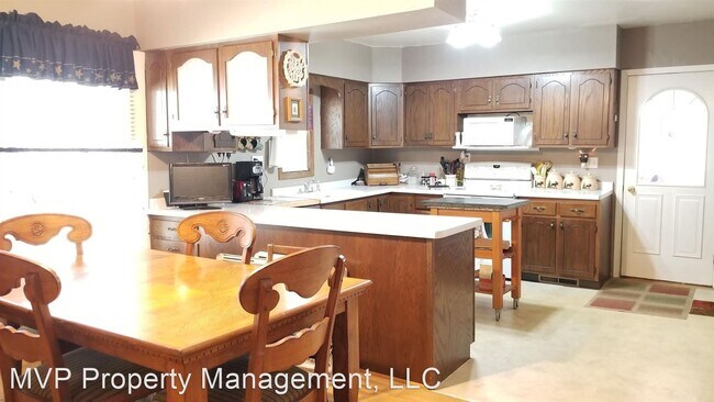 Building Photo - 3 br, 1.5 bath House - 221 Mill St. N