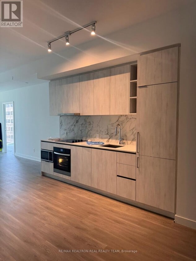 Photo principale - 8-608 Wellesley St W