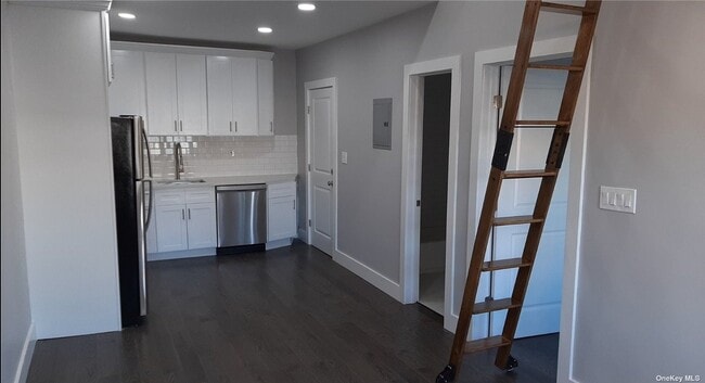 Building Photo - 6 Davison Ave
