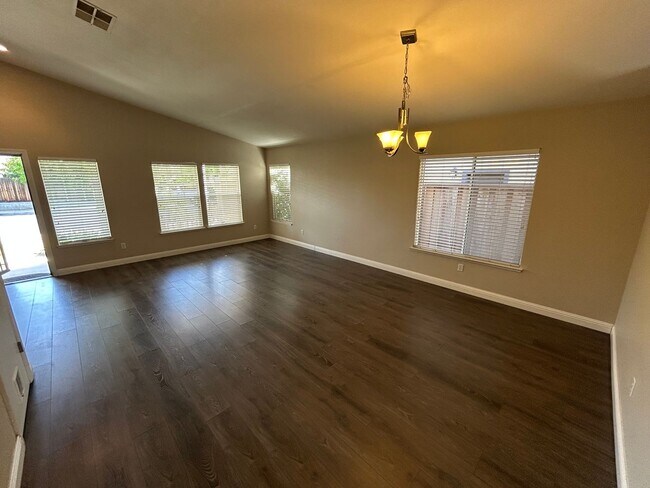 Building Photo - Beautiful Single Story 3 Bedroom, 2 Bath A...