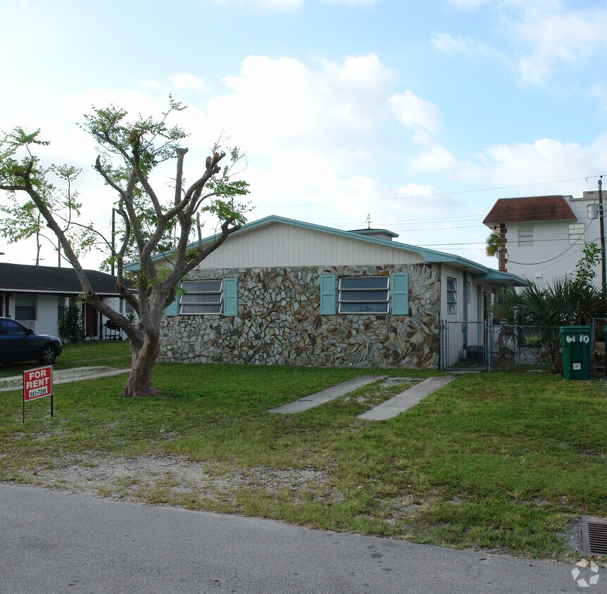 Building Photo - 6152-6160 SW 44th St