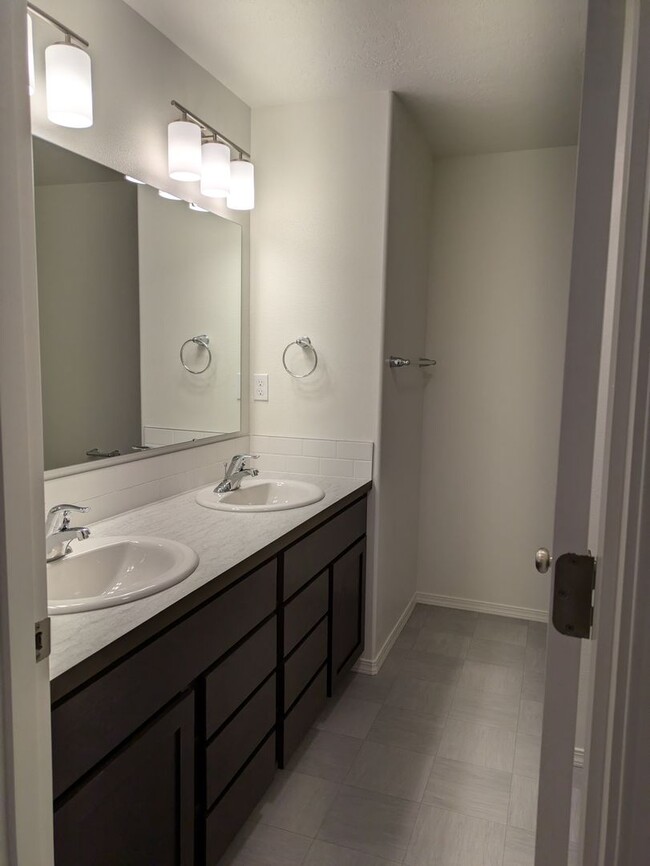 Foto del edificio - 3 Bedroom 2.5 Bathroom Townhome