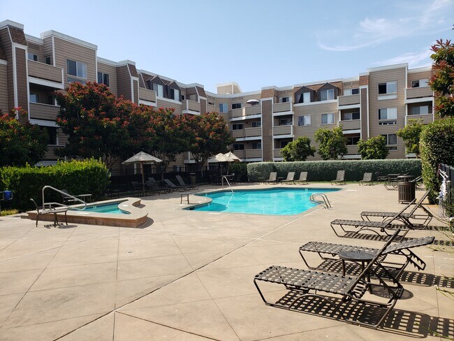 Foto del edificio - 6400 Christie Ave