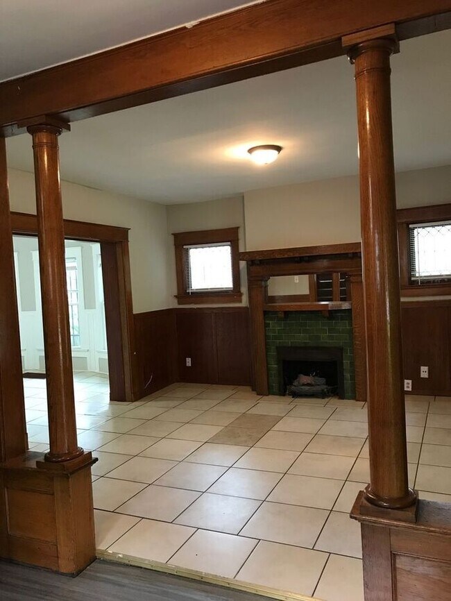 Building Photo - 4 bd / 2 ba KCK off 7th St - Cute home rea...