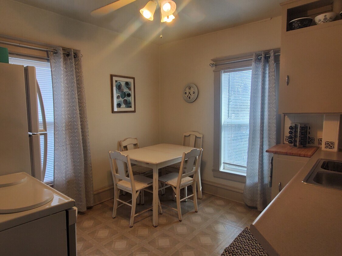 Kitchen with eating area - 314 N Maple