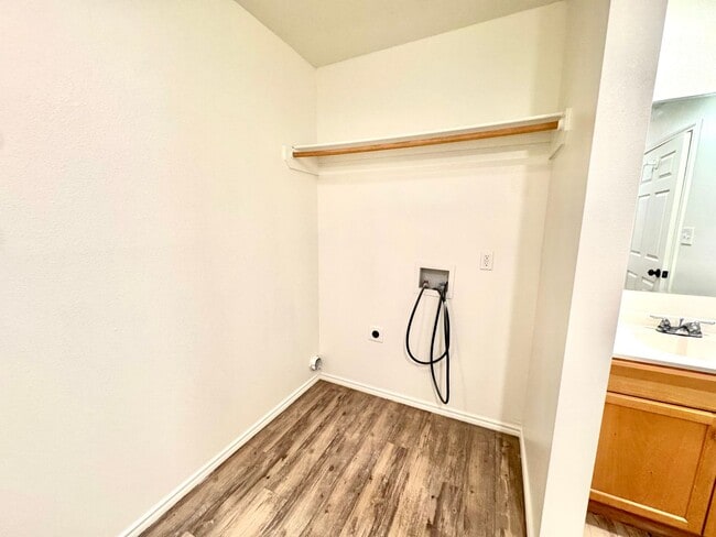 Building Photo - Leasing Special** MOVE IN READY! *$0 Deposit for Qualifying Applicants*