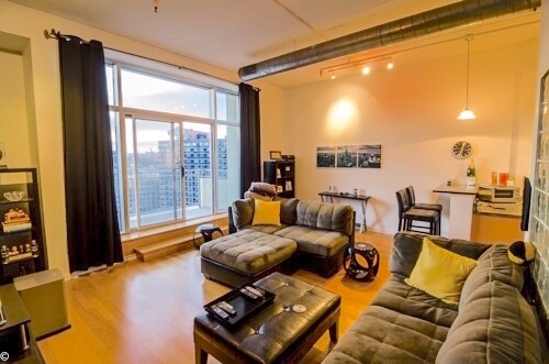 Sala de estar - 689 Marin Blvd
