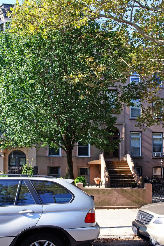 Building Photo - 118 1st Pl