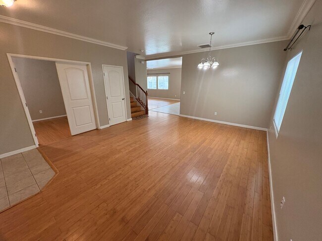 Building Photo - Lovely 5 Bedroom Home