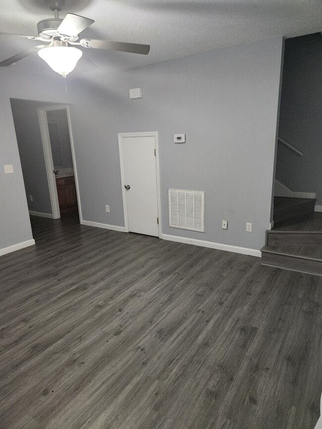Building Photo - 531 Crest Dr SW