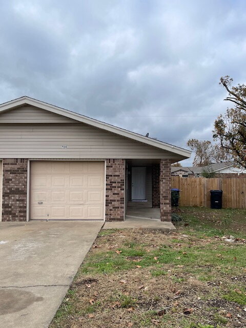 Foto principal - 704 S 23rd St